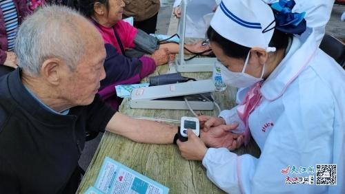 九九重阳节，东乡区第二人民医院义诊活动为老人送关爱  第2张