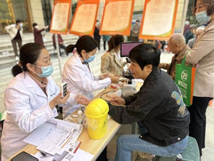 重阳节义诊活动：测骨龄、测血压、贴膏药……这些免费服务你还不知道？