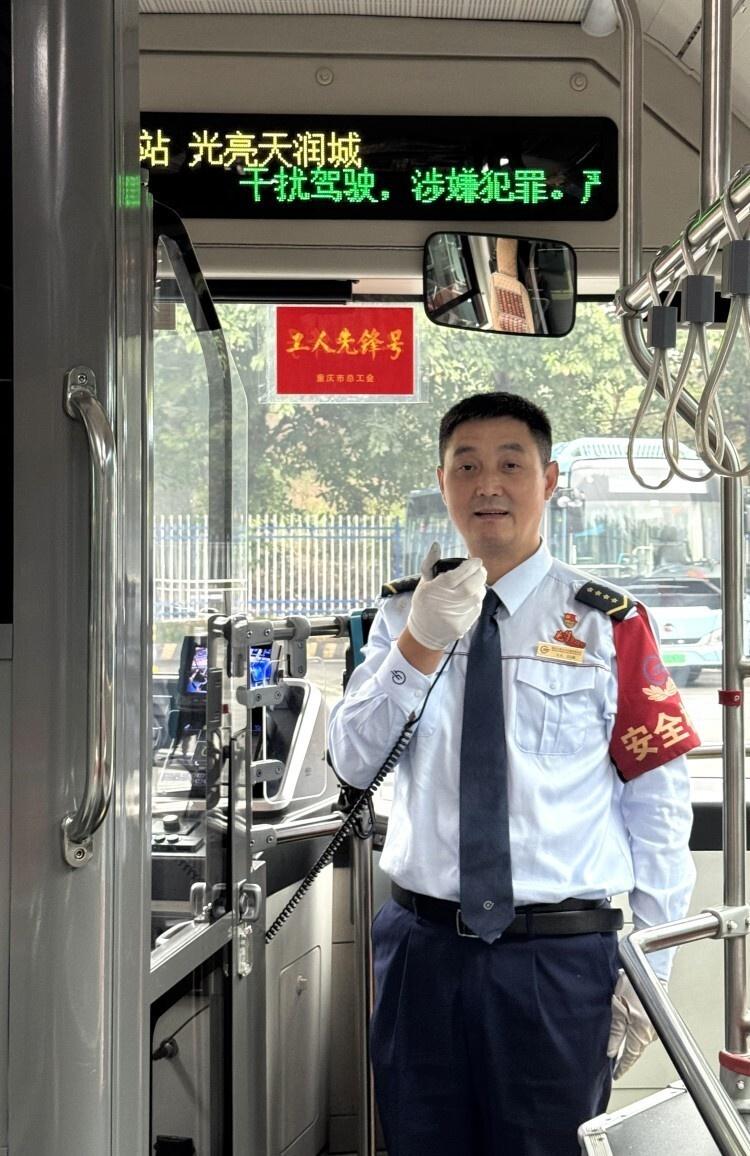 重阳节！公交司机化身爱心使者，为老人义剪，你还不来看看？  第4张