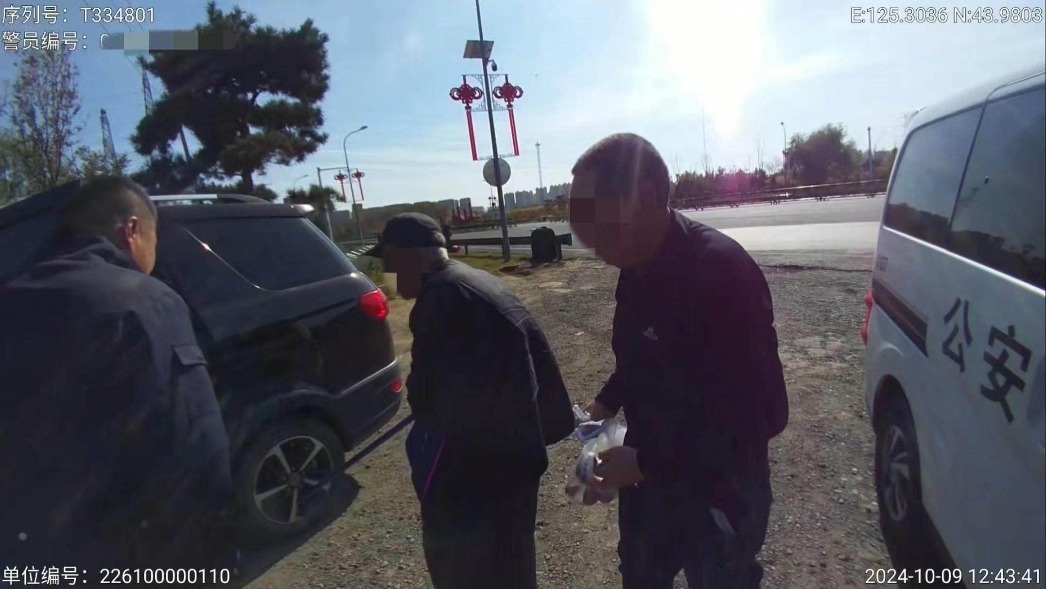 高速上惊现老人爬行,热心司机停车相助,民警竟发现…… 第4张 高速上惊现老人爬行,热心司机停车相助,民警竟发现…… 第4张