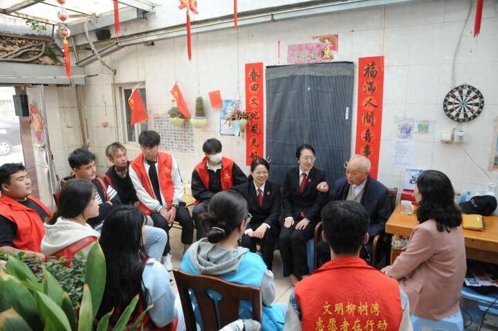 重阳公益志愿活动：法官带领未成年社区矫正对象走进社区，为空巢老人送上温暖与祝福