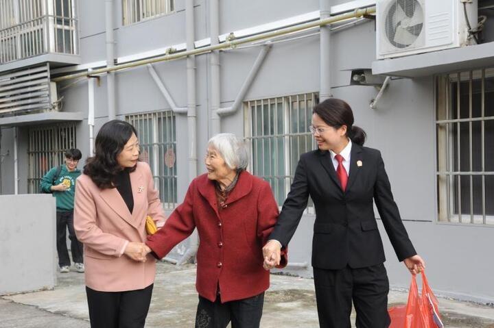 重阳公益志愿活动：法官带领未成年社区矫正对象走进社区，为空巢老人送上温暖与祝福  第2张