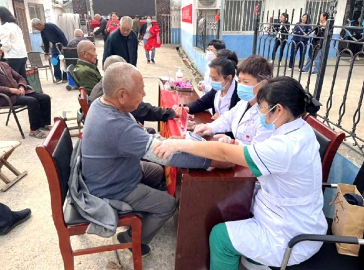 重阳敬老义诊活动走进敬老院，医护人员为老人健康保驾护航