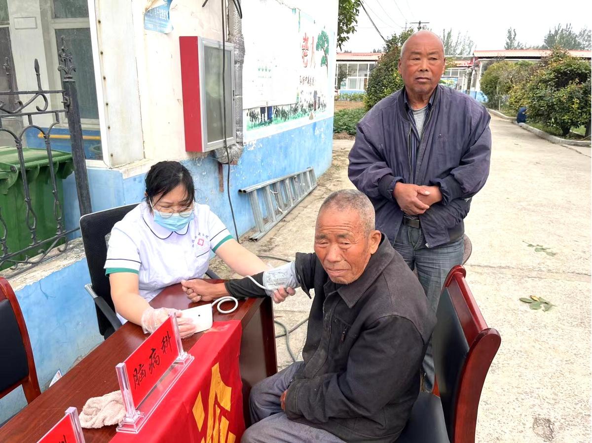 重阳敬老义诊活动走进敬老院，医护人员为老人健康保驾护航  第2张