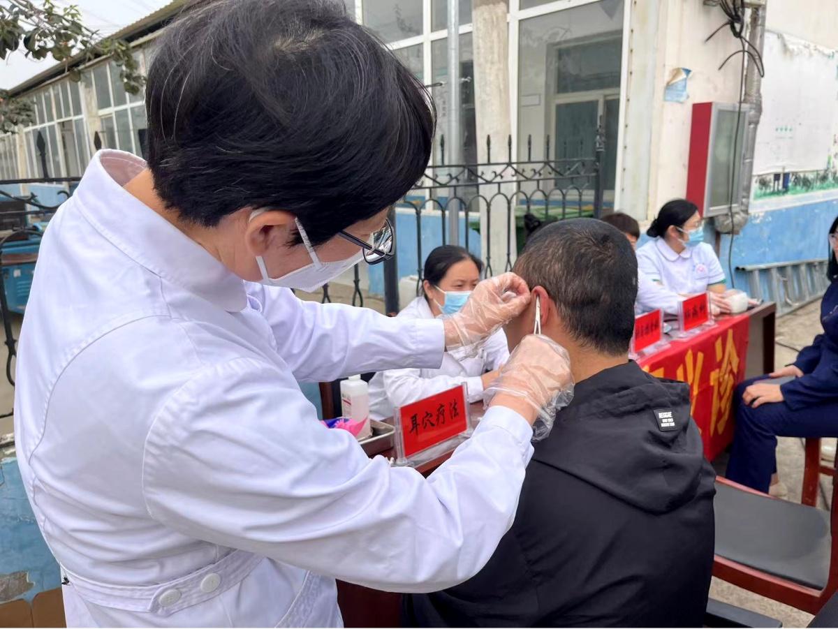 重阳敬老义诊活动走进敬老院，医护人员为老人健康保驾护航  第4张