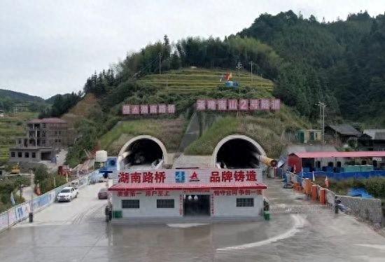 湖南在建最长高速隧道贯通！双向 4 车道，时速 100 公里，2026 年通车  第1张