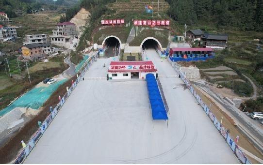 湖南在建最长高速隧道贯通！双向 4 车道，时速 100 公里，2026 年通车  第2张