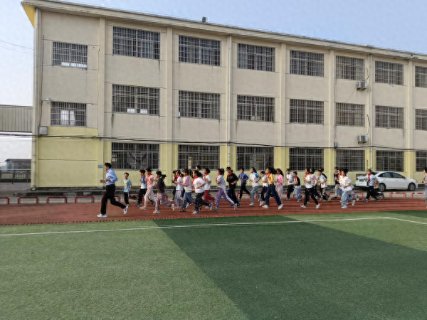 震撼！怀宁县腊树镇中心学校晨跑活动，让学生们焕发出惊人的活力