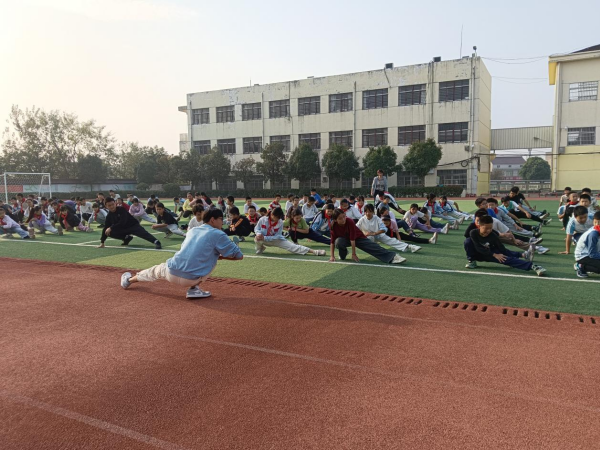 震撼！怀宁县腊树镇中心学校晨跑活动，让学生们焕发出惊人的活力  第2张