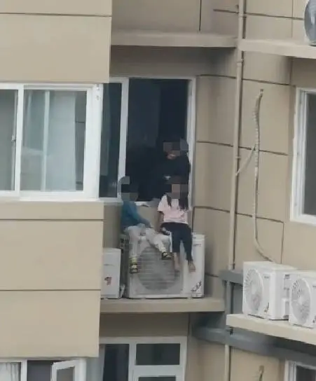 23 楼！洛阳一女子竟将俩孩子放空调外机，孩子吓得大哭，公检法司已介入  第1张