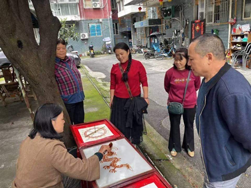 1 元磨菜刀、免费转糖人，这个社区的便民集市太火爆了  第1张