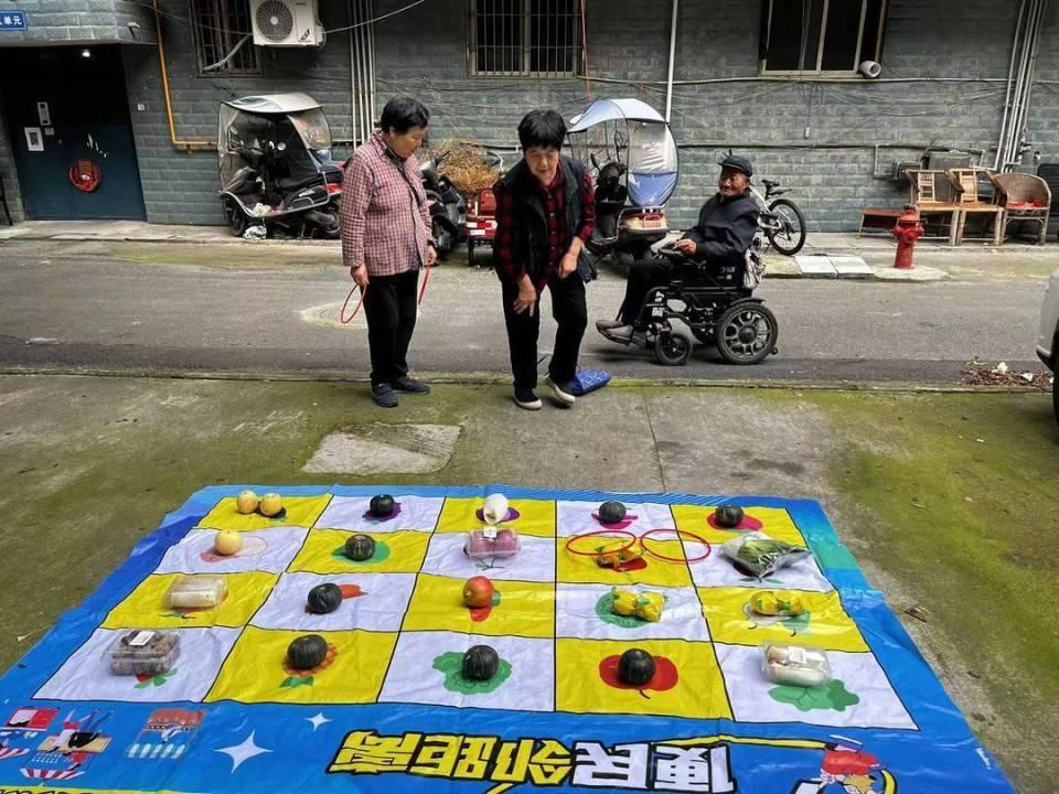 1 元磨菜刀、免费转糖人，这个社区的便民集市太火爆了  第3张