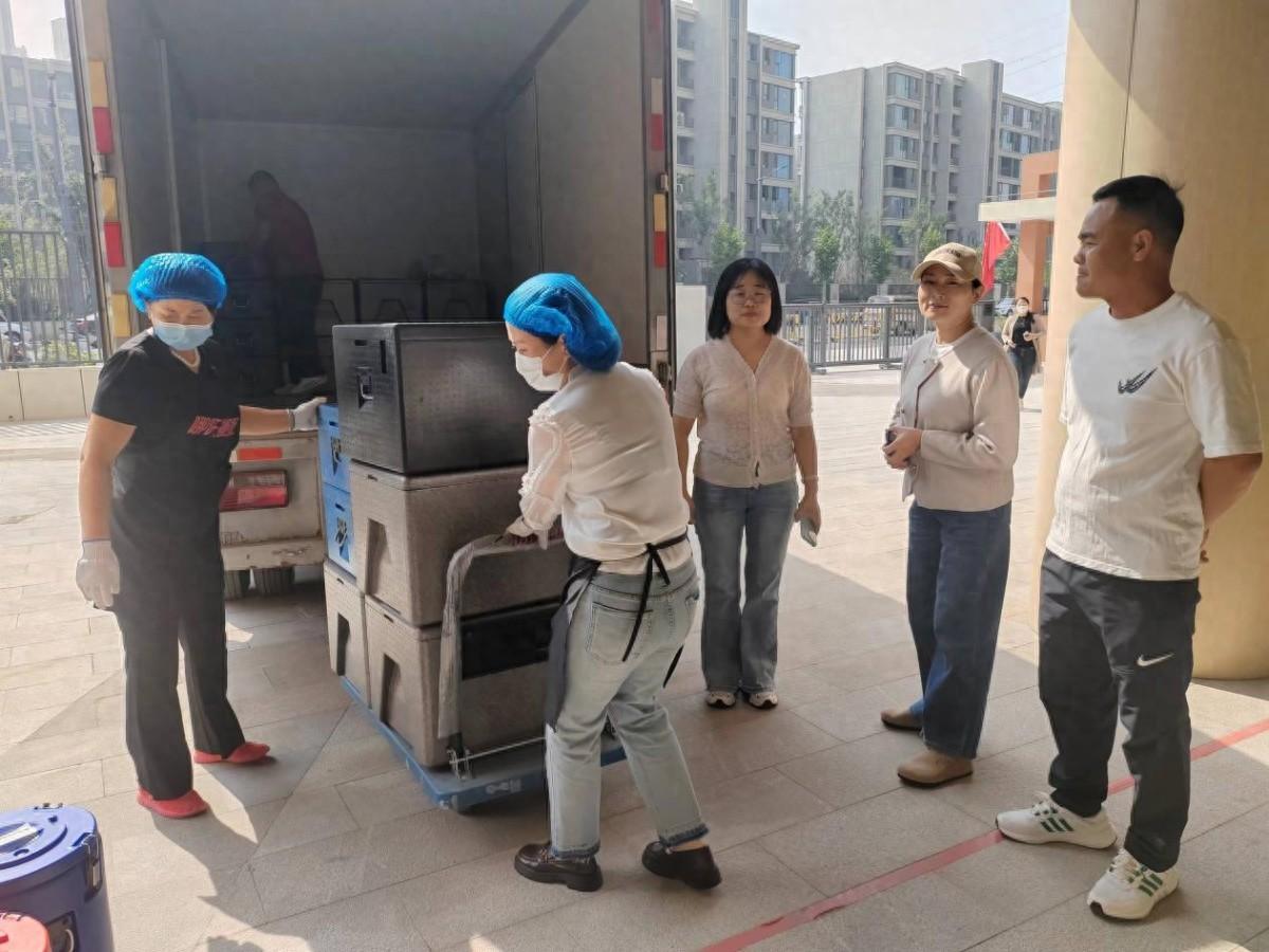 管城回族区这所小学的家长陪餐活动，你知道吗？  第1张