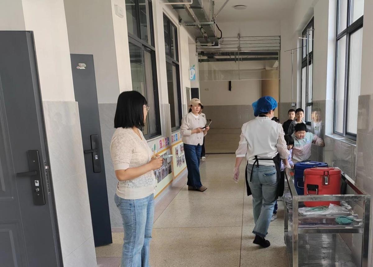 管城回族区这所小学的家长陪餐活动，你知道吗？  第2张