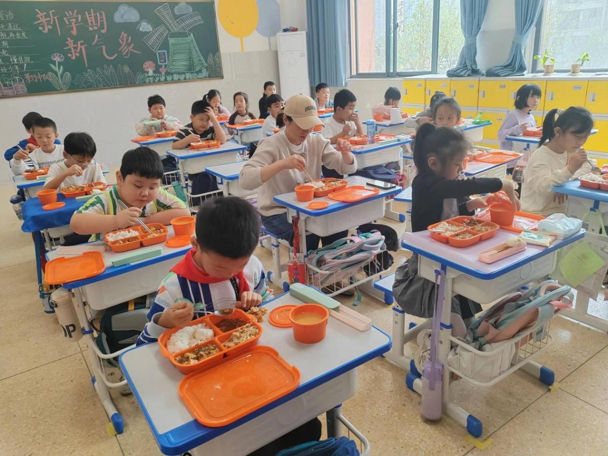 管城回族区这所小学的家长陪餐活动，你知道吗？  第4张