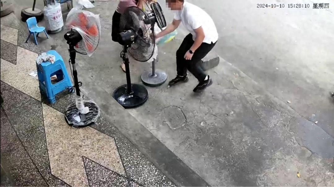 广东遂溪一店铺涉嫌占道经营，城管执法人员当街摔坏风扇？真相究竟如何  第1张
