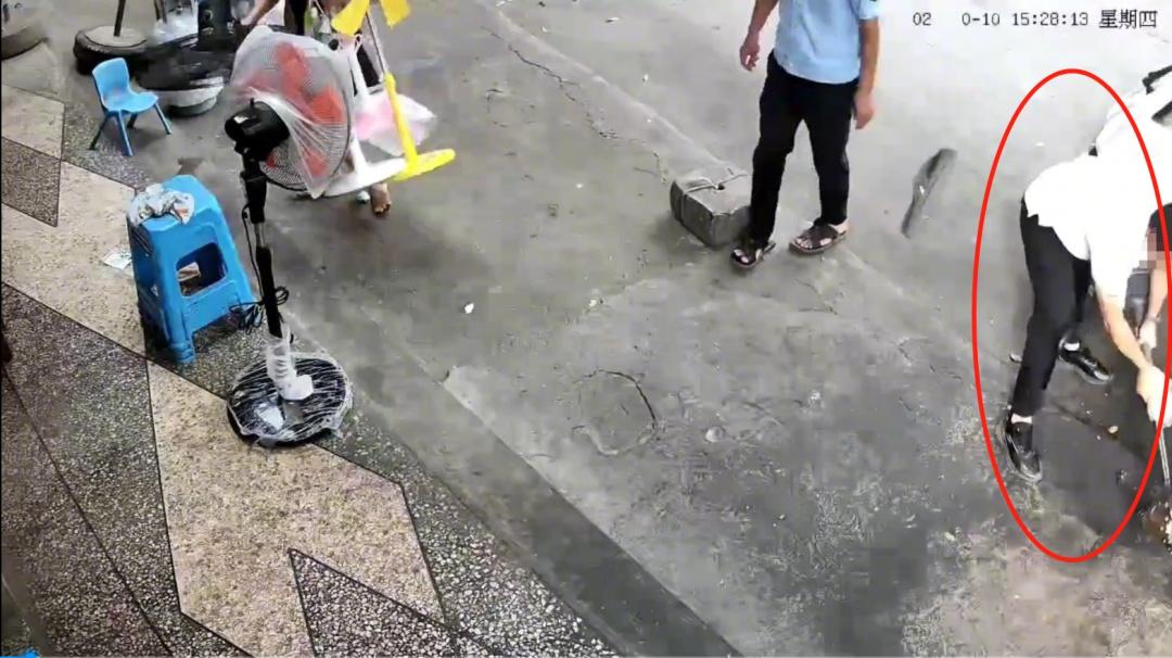 广东遂溪一店铺涉嫌占道经营，城管执法人员当街摔坏风扇？真相究竟如何  第2张