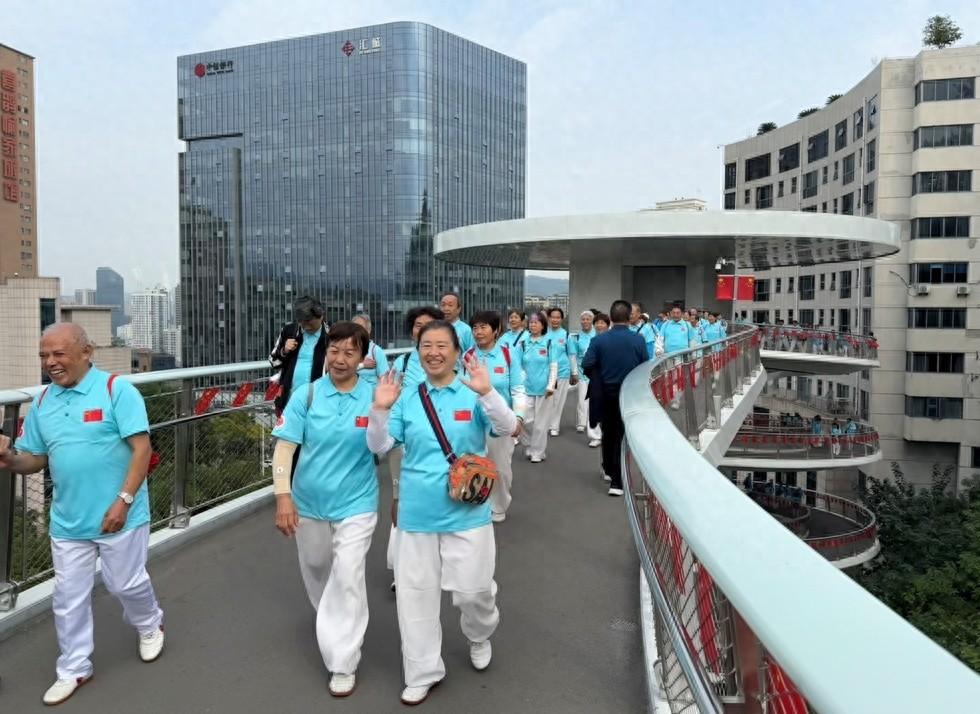 2000 位老年朋友重阳节齐聚十堰健康步道，动与静结合、人与自然和谐共处  第1张