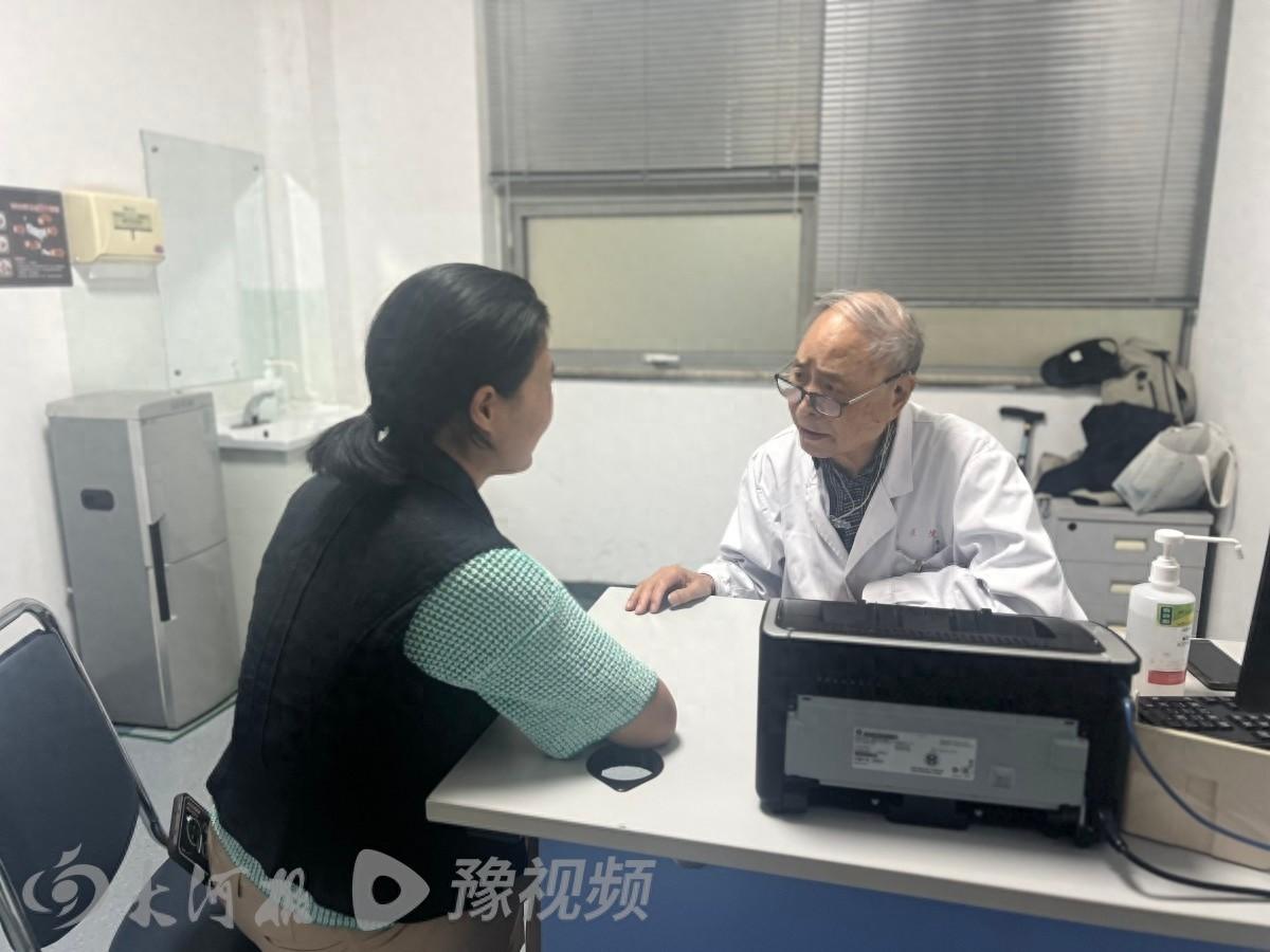 87 岁老专家身患多病仍坚持坐诊，只因热爱  第1张