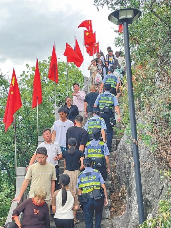 国庆期间，广西政法干警坚守岗位，用忠诚和奉献筑起最美风景线  第2张