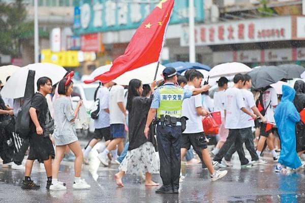 国庆期间，广西政法干警坚守岗位，用忠诚和奉献筑起最美风景线  第5张