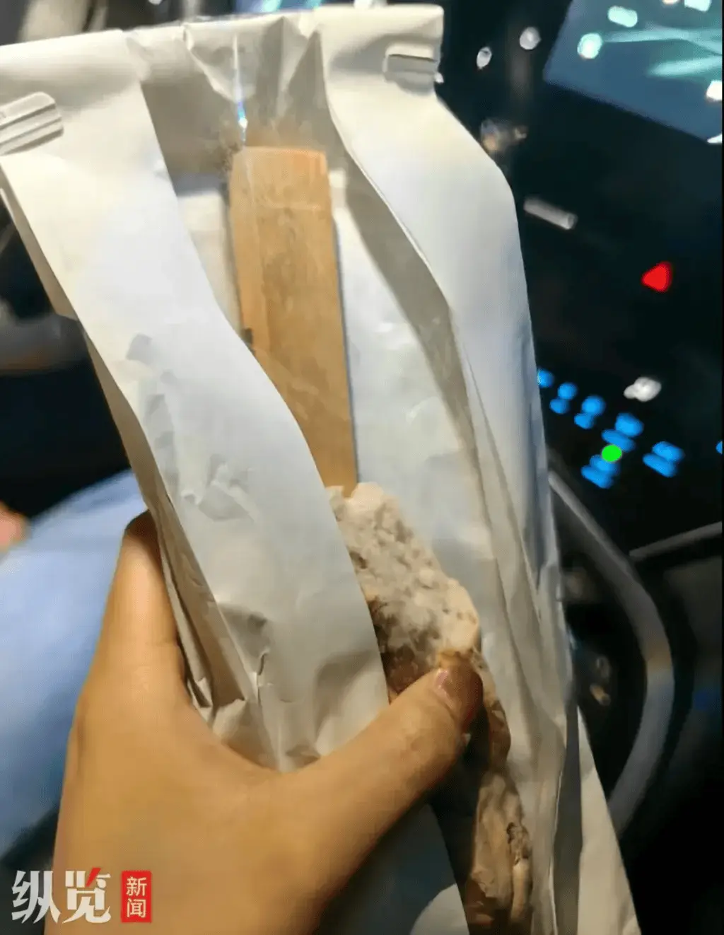 新乡胖东来面包里竟藏着货架棍子，你还敢吃吗？  第1张
