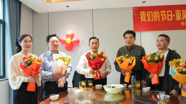 重阳节，社区携手多单位为老人送长寿面，这场面太温馨了  第3张
