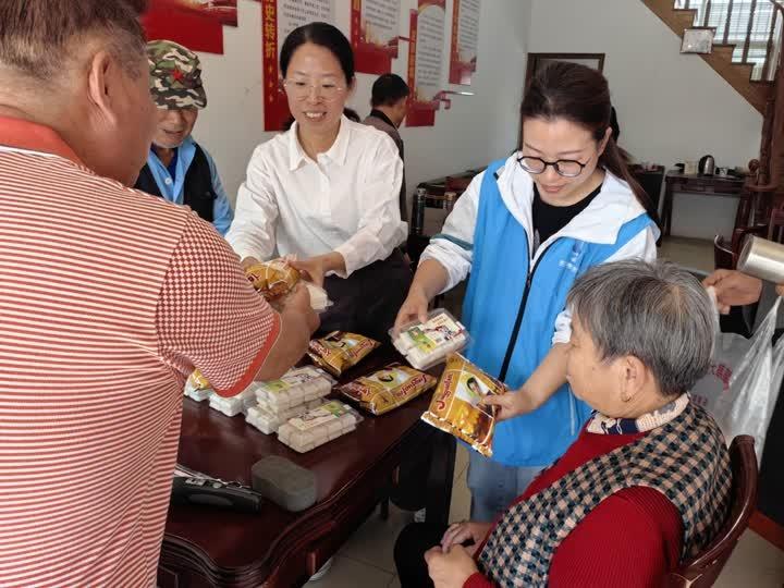 九九重阳节，胡场村开展敬老活动，浓浓关爱温暖特困老人心  第2张