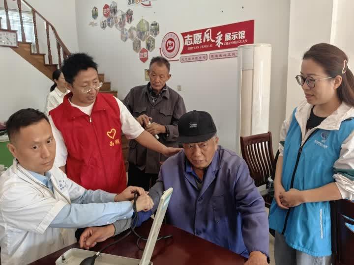 九九重阳节，胡场村开展敬老活动，浓浓关爱温暖特困老人心  第3张