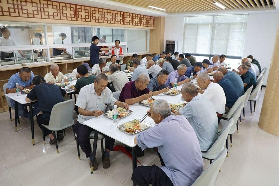 81 岁大爷笑得合不拢嘴，只因这家食堂做了这件事  第1张