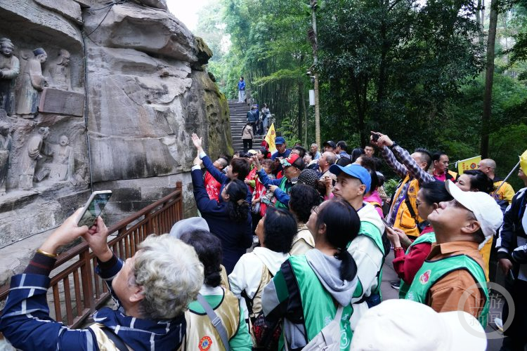 100 位听障老人的特殊重阳节：免门票、配导游，川渝志愿者全程陪伴  第2张