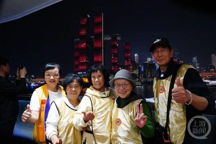 100 位听障老人的特殊重阳节：免门票、配导游，川渝志愿者全程陪伴  第3张