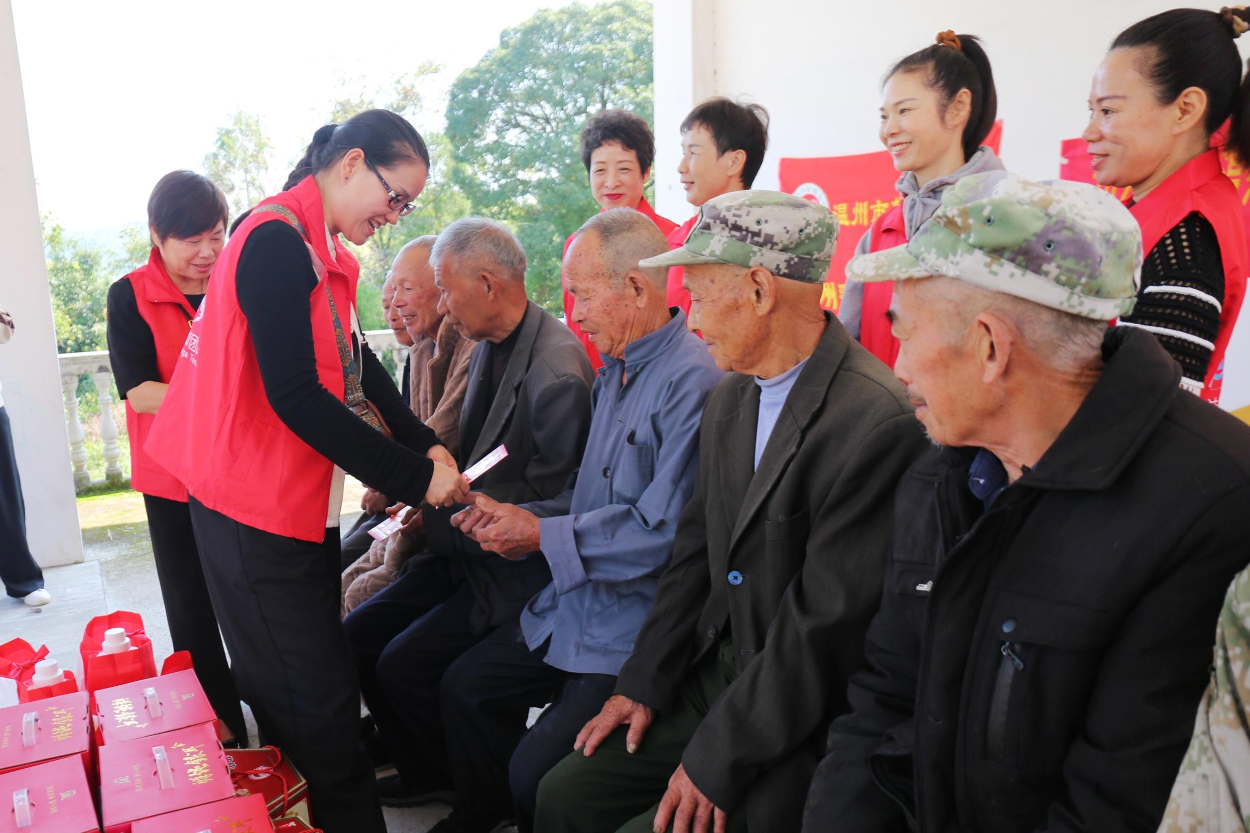 重阳节，他们走进文成山区，为孤寡老人送上温暖与关怀  第3张