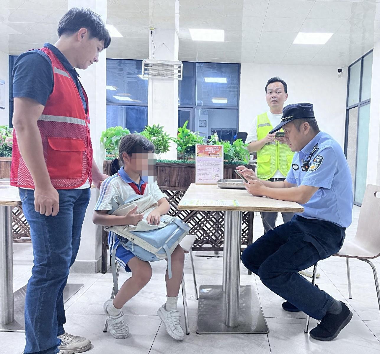 公交司机发现小学生坐过站，接下来的举动温暖了所有人  第1张