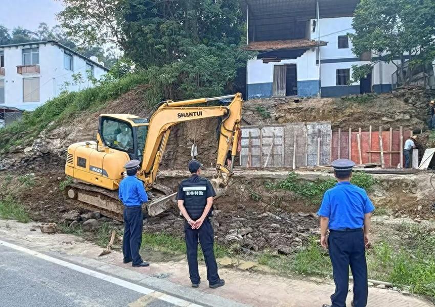 野马车偷倒建筑垃圾，谁来为生态环境买单？  第1张