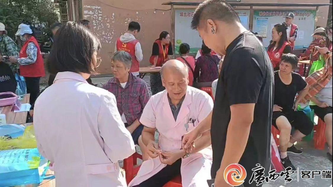 10 月 11 日，广西合山多部门携手开展重阳节活动，守护老人安全  第2张