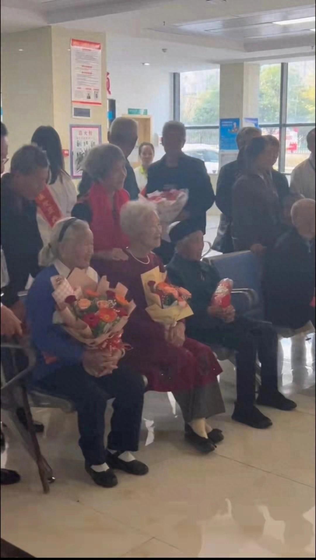 百岁老人齐聚医院过重阳节,现场展示才艺,令人惊叹 第1张 百岁老人齐聚医院过重阳节,现场展示才艺,令人惊叹 第1张