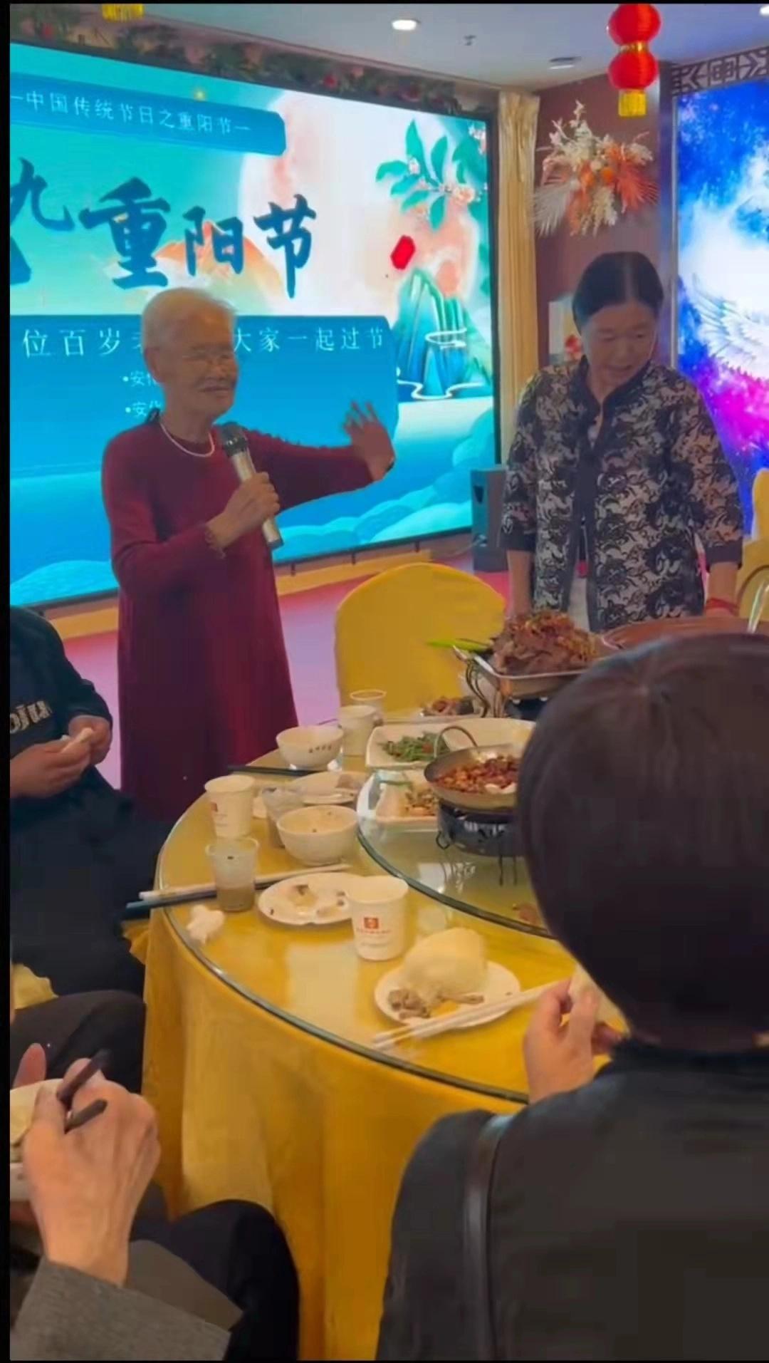 百岁老人齐聚医院过重阳节,现场展示才艺,令人惊叹 第2张 百岁老人齐聚医院过重阳节,现场展示才艺,令人惊叹 第2张