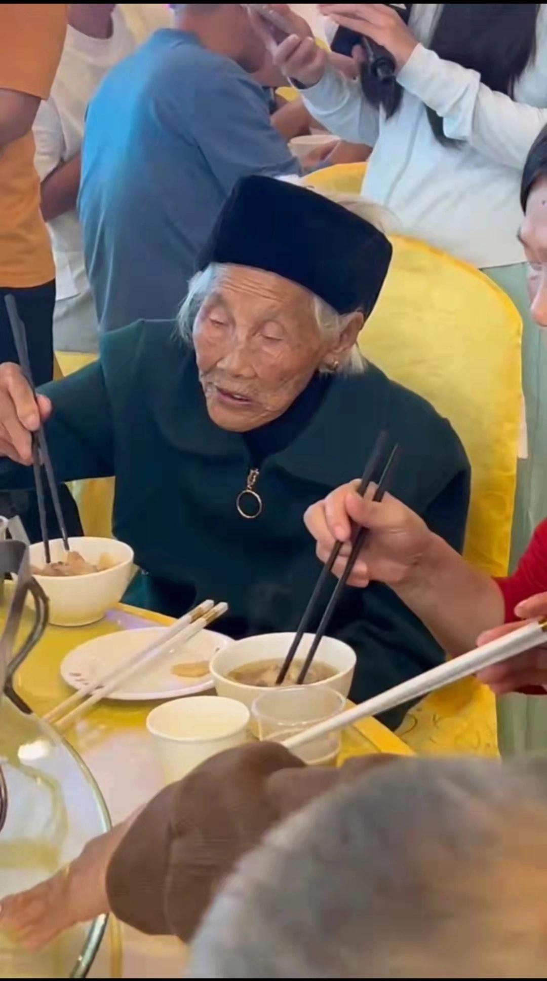 百岁老人齐聚医院过重阳节,现场展示才艺,令人惊叹 第3张 百岁老人齐聚医院过重阳节,现场展示才艺,令人惊叹 第3张