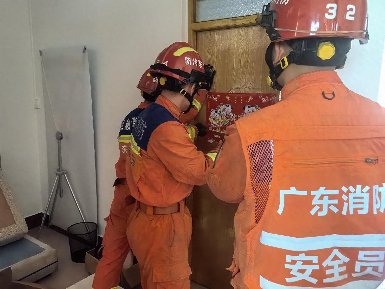 消防救援人员紧急破拆房门，13 岁女孩能否成功脱险？