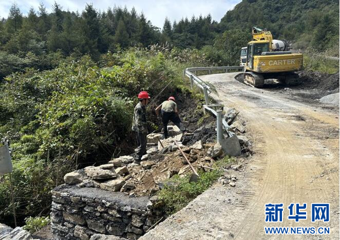 鹤峰县投资 800 万扩宽硬化农村公路，1000 多户百姓出行将不再难  第2张