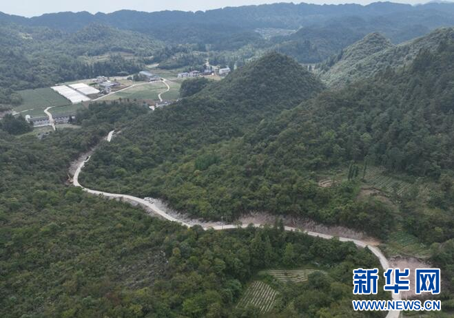 鹤峰县投资 800 万扩宽硬化农村公路，1000 多户百姓出行将不再难  第3张
