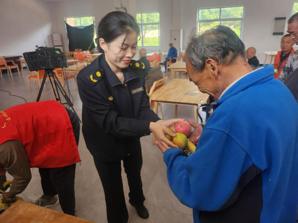 重阳节，城管局和商户自治委员会携礼慰问敬老院，老人们的笑容太暖心了  第2张