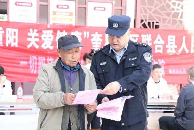 反诈宣传进社区，守护老人钱袋子——南城派出所为老年人送上重阳节平安礼包  第1张