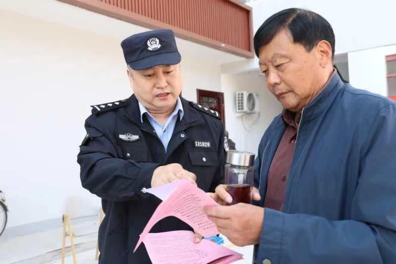 反诈宣传进社区，守护老人钱袋子——南城派出所为老年人送上重阳节平安礼包  第2张