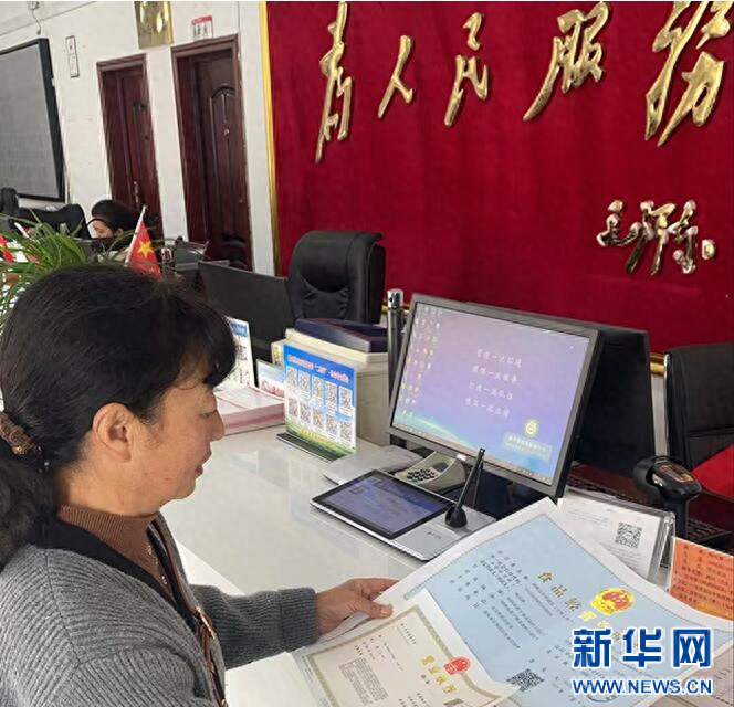 鹤峰县首个证照联办新模式，让商户一次申请，证照同领