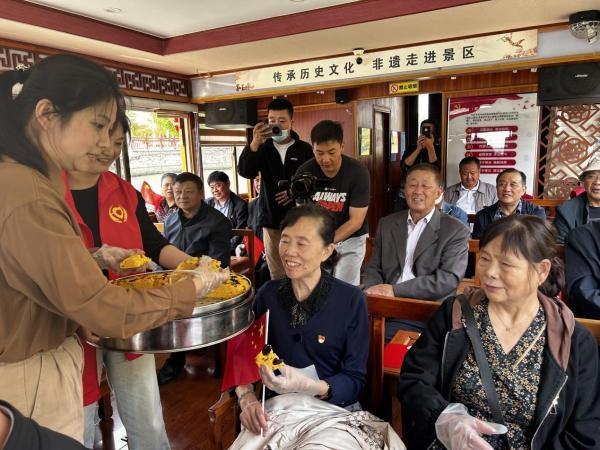 重阳游船活动：泛舟里运河，共赏秋景，共享重阳糕