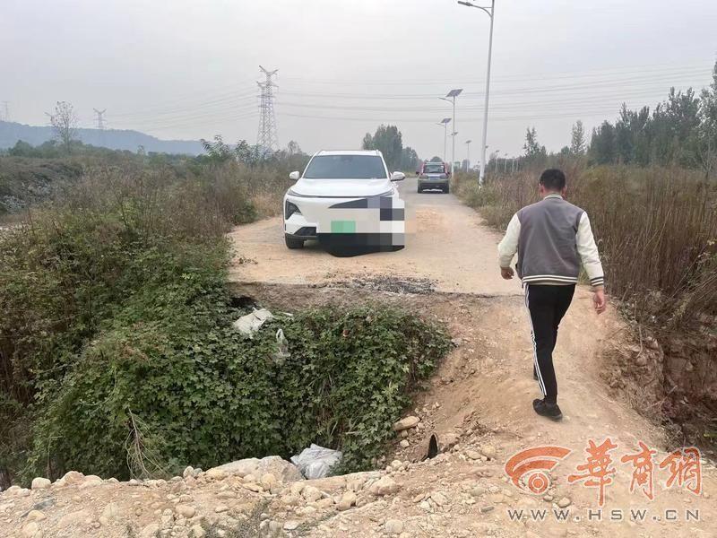 男子夜间开车突遇大坑，车损超万元却无人负责，究竟谁之过？  第2张