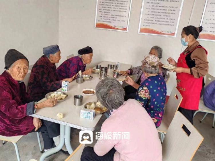 重阳节村里举办活动，卫生院院长亲自带队为老人健康服务  第1张