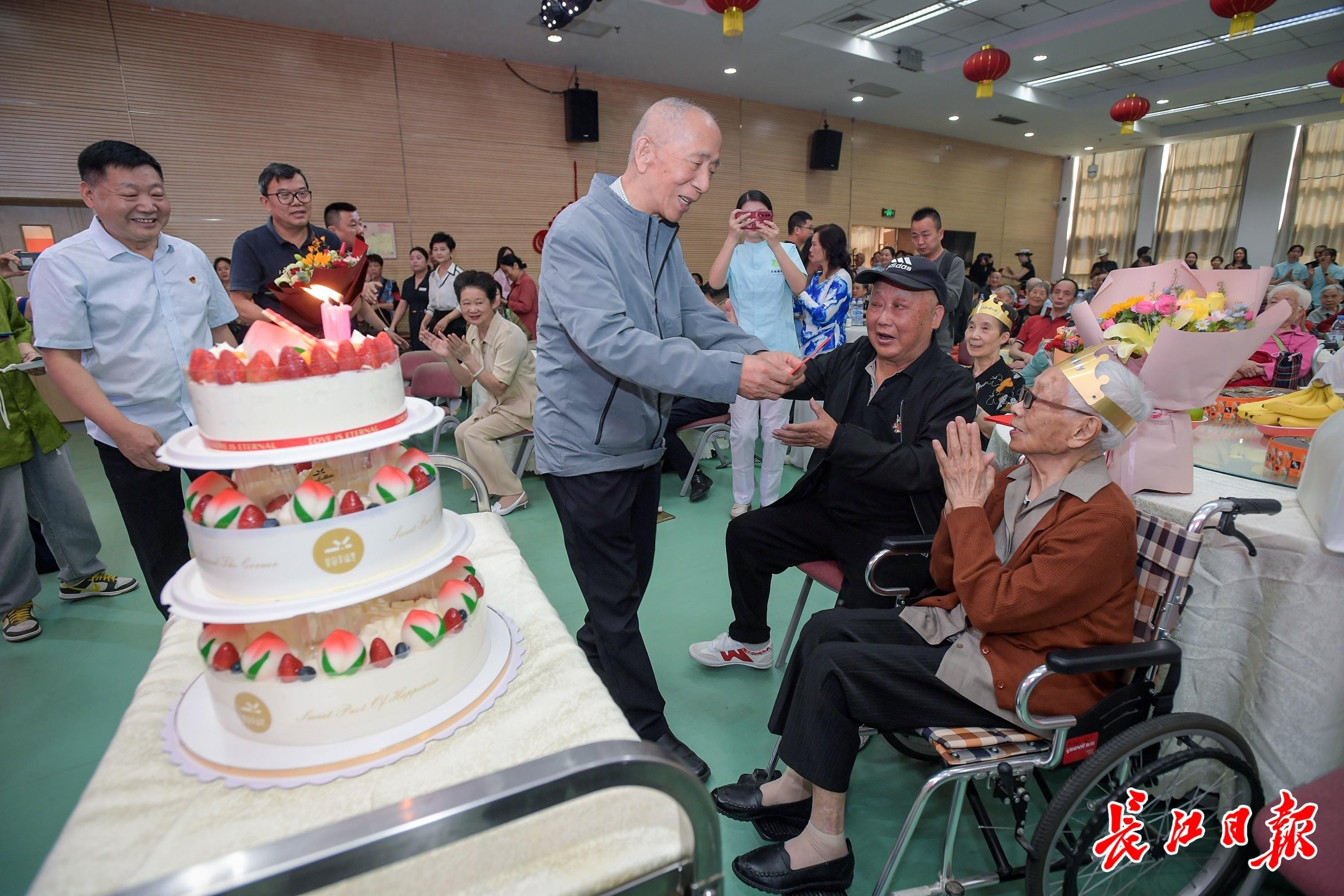 重阳节，全国道德模范吴天祥为百岁老人祝寿，长寿秘籍大揭秘  第1张